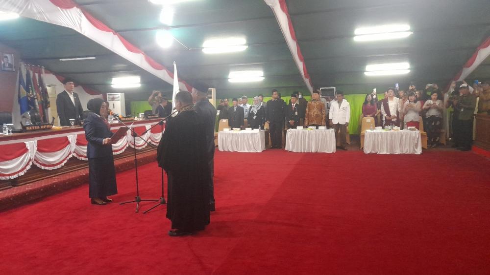 Ketua-DPRD-Sulbar-Suraidah-Suhardi-mengambil-sumpah-jabatan-anggota-DPRD-PAW.jpg