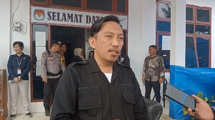 Ketua-KPU-Mamasa-Sumarlin-saat-ditemui-di-kantornya-Desa-Rambusaratu-Kecamatan-Mamasa.jpg