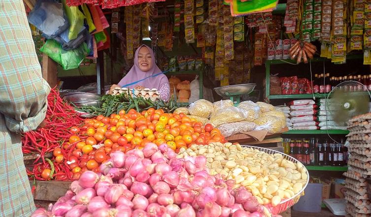 Komoditas-bahan-pokok-di-salah-satu-lapak-pedagang-kompleks-Pasar-Baru-Mamuju.jpg