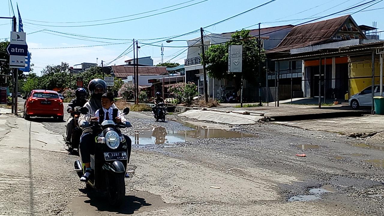 Kondisi-Jalan-Abdul-Wahab-Azasi-Kelurahan-Rimuku-Kabupaten-Mamuju.jpg