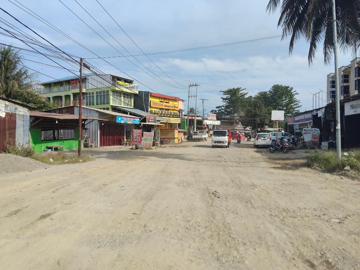 Kondisi-Jalan-Trans-Sulawesi-ruas-TopoyoKarossa-di-Desa-Topoyo.jpg
