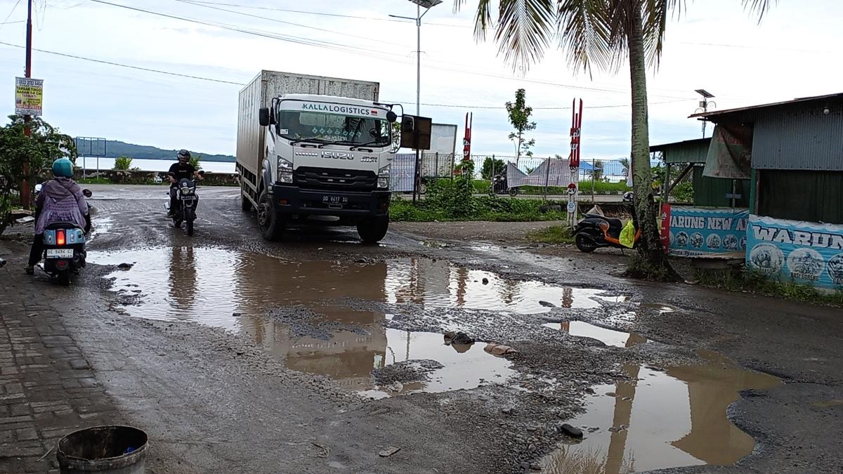 Kondisi-Jl-Nelayan-di-Kelurahan-Simboro-Kecamatan-Mamuju-Sulawesi-Barat.jpg