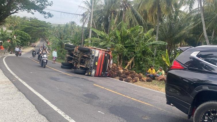 Truk Pengangkut Sawit Terguling di Soreang Majene