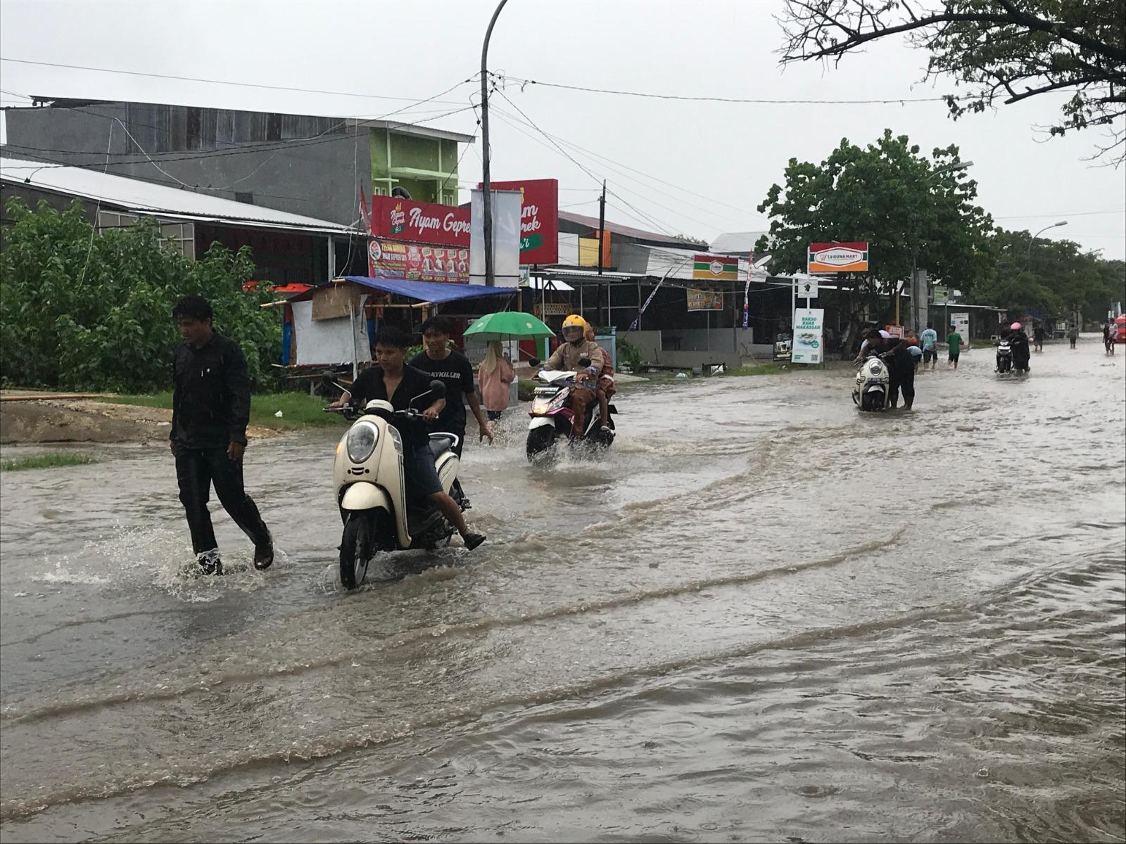 Ruas Jalan Depan SPBU Baurung Majene Tergenang, Sejumlah Kendaraan Terjebak dan Mogok