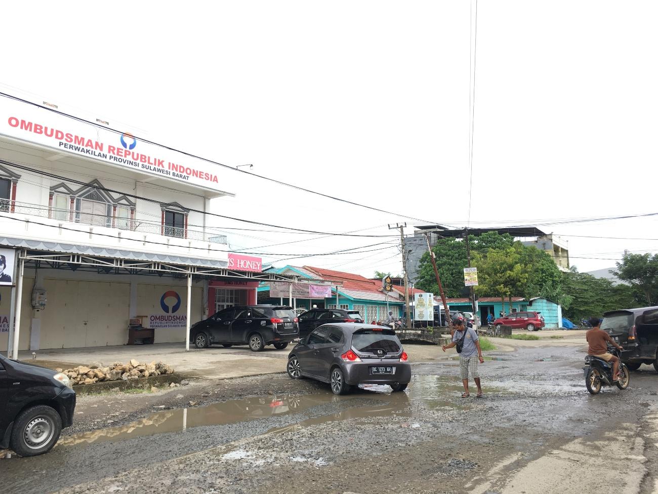 Kondisi-jalan-di-depan-Kantor-Ombudsman-Repuplik-Indonesia-Perwakilan-Sulawesi-Barat.jpg