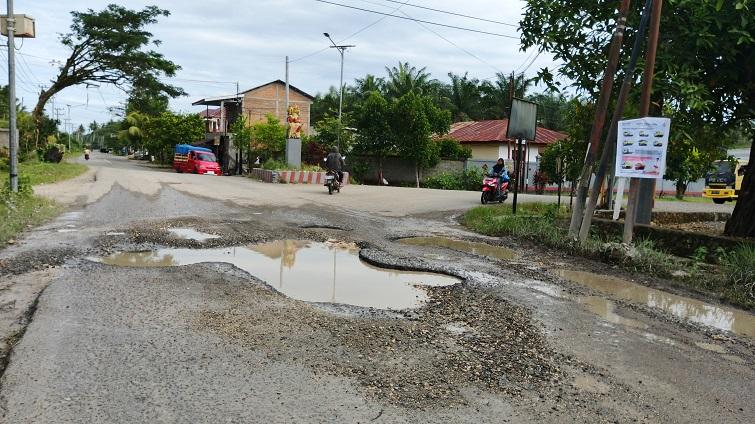 PDAM Pasangkayu Segera Cek, Jalan ke Pasar Martajaya Pasangkayu Rusak Diduga Akibat Kebocoran Pipa