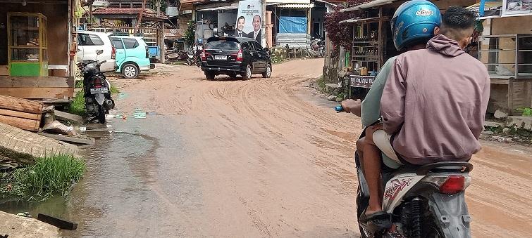 Diguyur Hujan Deras, Jalan Poros Tawalian Mamasa Becek dan Berlumpur