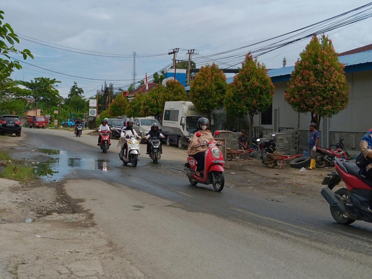 Kondisi-jalan-rusak-dan-digenangi-air-di-Jl-Martadinata-Simboro-Mamuju.jpg