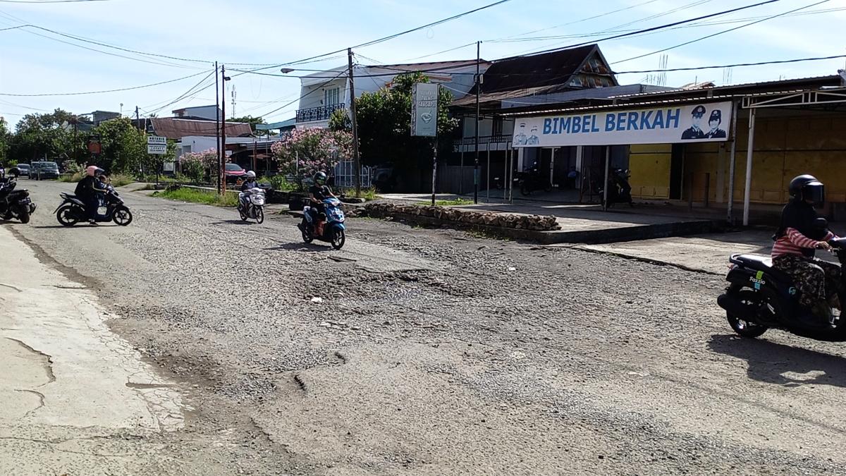 Kondisi-jalan-rusak-depan-Toko-Family-Jl-Abd-Wahab-Azasi-Kelurahan-Mamuju-Kabupaten-Mamuju.jpg