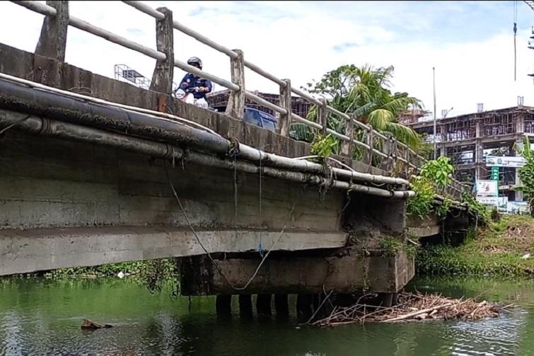 Kondisi-jembatan-di-Jl-Soekarno-Hatta-Kelu.jpg