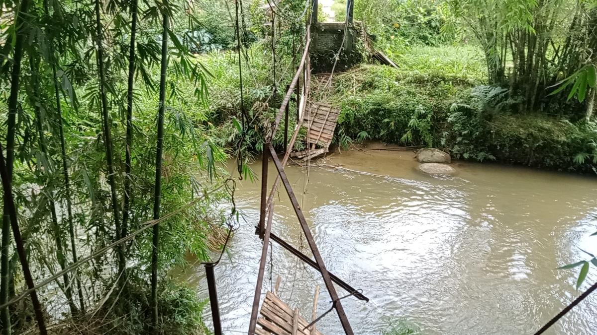 Kondisi-jembatan-penghubung-dusun-di-Desa-Tadisi-Kecamatan-Sumarorong-usai-ambruk.jpg
