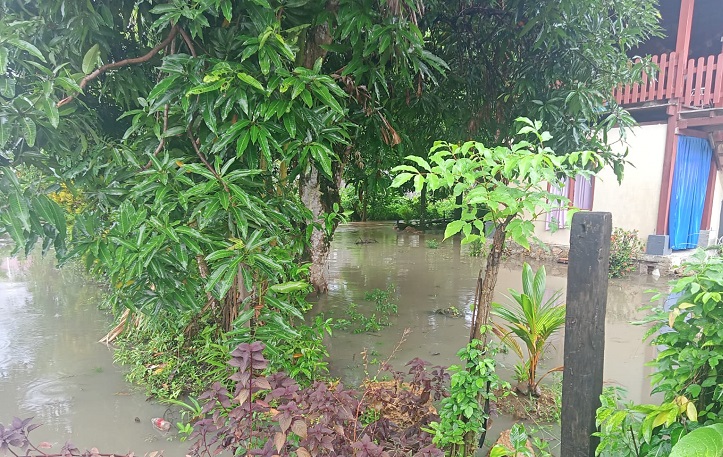 Hujan Deras Guyur Mamuju, Air Kanal di Jalan Pababari Meluap ke Halaman Rumah Warga