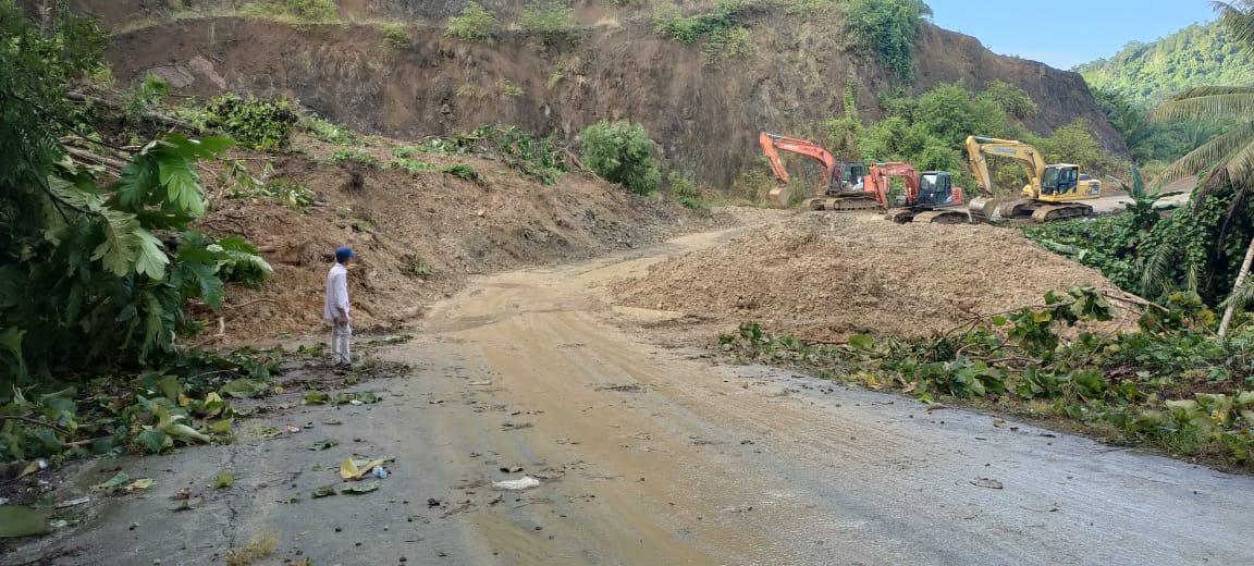 2 Titik Jalan di Kabupaten Mamuju Tengah Masih Tertutup Material Longsor