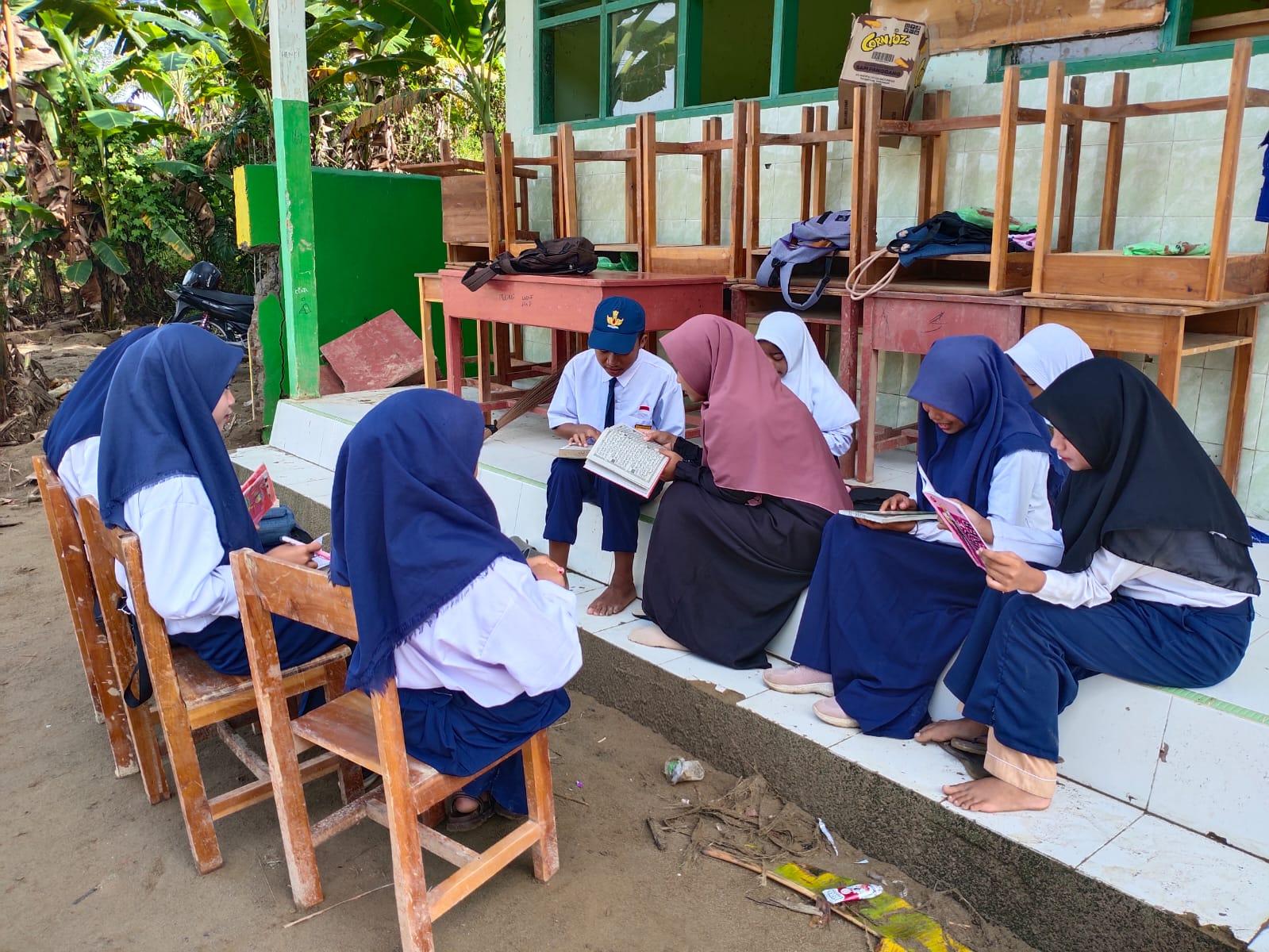 Kondisis-siswa-MTs-Al-Qamariyah-Padang-Kassa-belajar-di-luar-ruangan.jpg