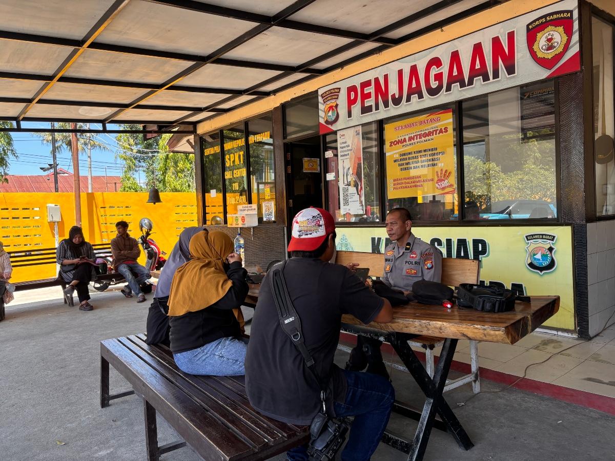 Korban-aksi-pencurian-warga-Kelurahan-Madatte-saat-membuat-laporan-polisi-di-SPKT-Polres-Polman.jpg
