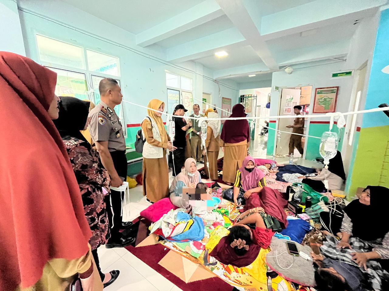 Korban-keracunan-MBG-yang-dirawat-di-Puskesmas-Sendana-II-Kabupaten-Majene.jpg