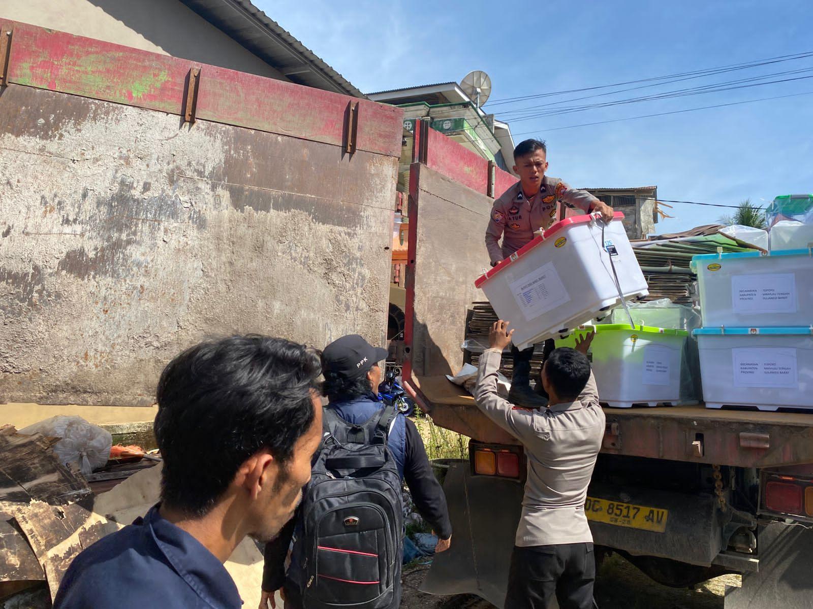Kota-suara-dari-PPK-Topoyo-tiba-di-gudang-logistik-KPU-Mateng.jpg
