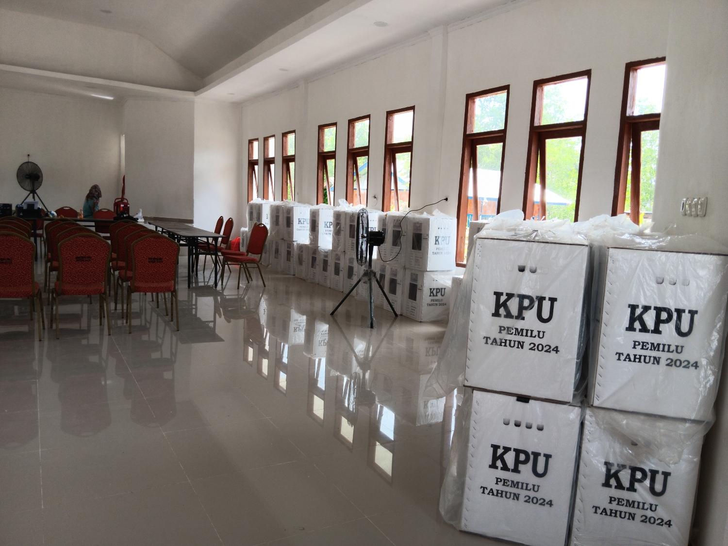 Kotak-suara-di-aula-kantor-KPU-Mamuju-yang-akan-direkapitulasi-oleh-PPK-Simboro.jpg
