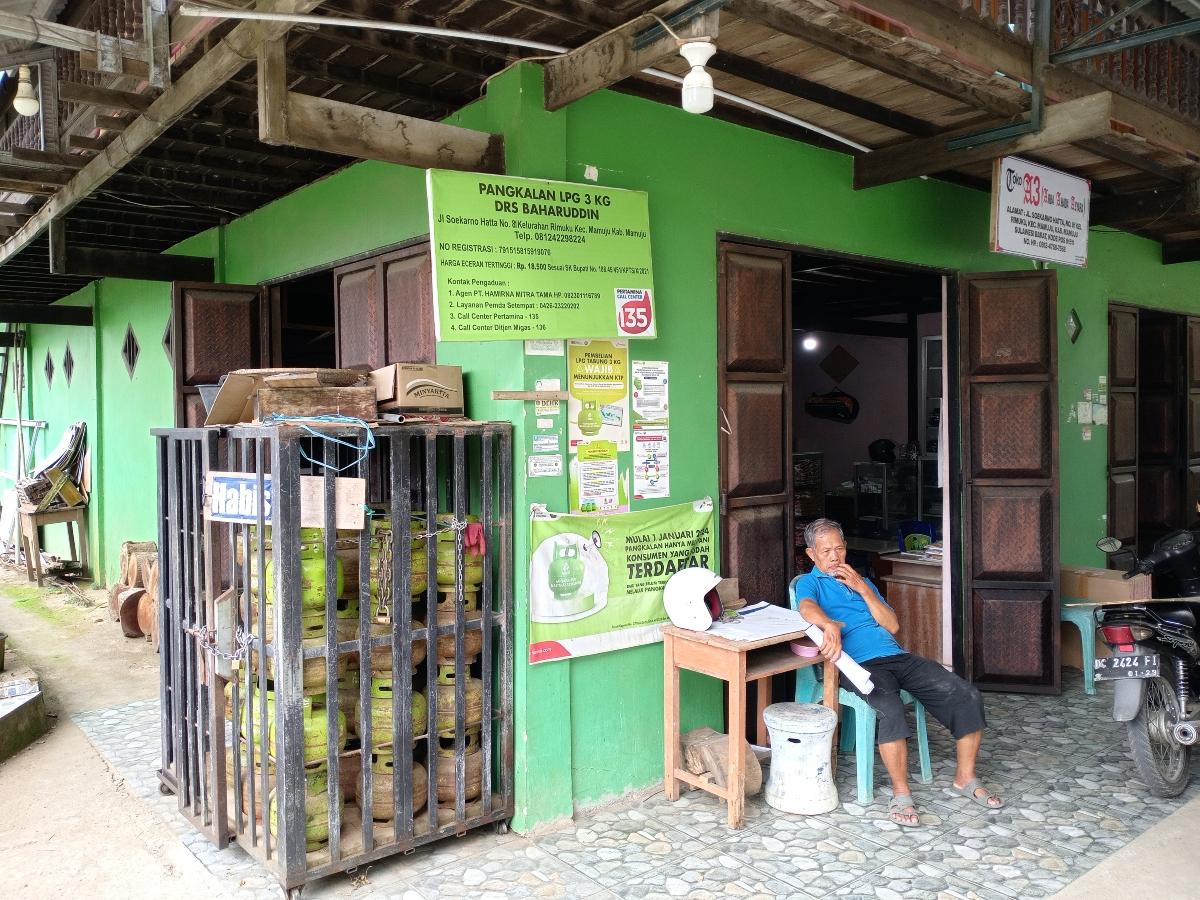 LPG-3-KG-Pangkalan-tabung-Lpg-3-Kg-milik-Baharuddin-di-Jl-Soekarno-Hatta-Mamuju.jpg