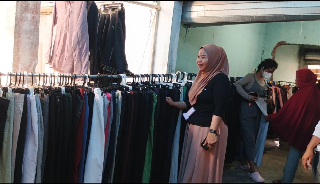 Lapak-pakaian-Rahmawati-di-Pasar-Desa-Randomayang-Kecamatan-Bambalamotu-Kabupaten-Pasangkayu.jpg