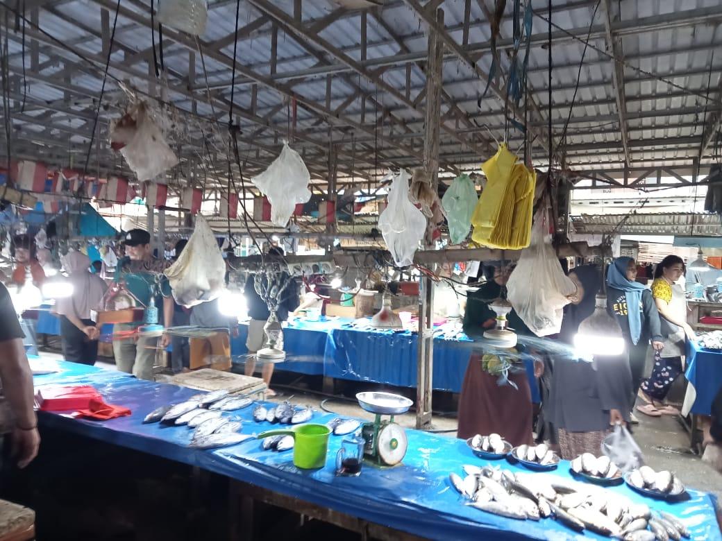 Lapak-pedagang-ikan-di-pasar-tradisional-Topoyo-Desa-Topoyo-Kecamatan-Topoyo.jpg