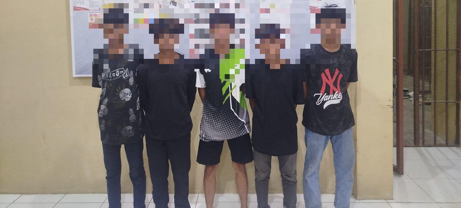 Lima-Remaja-di-Kalukku-Mamuju-ditangkap-polisi-usia-curi-dua-karung-sendal-jualan.jpg