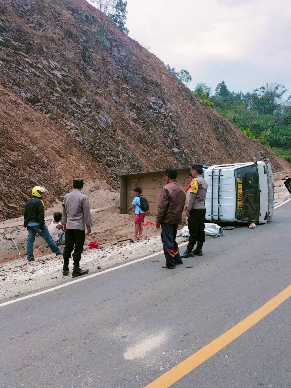 Tak Kuat Menanjak, Truk Pemuat Pasir Terbalik di Jalan Poros Mamasa-Toraja