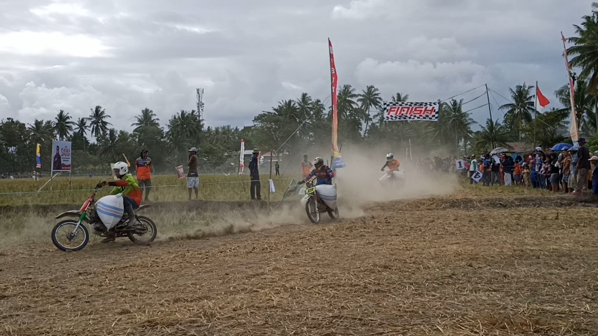 Lomba-balap-motor-taksi-gabah-di-Desa-Bumimulyo.jpg
