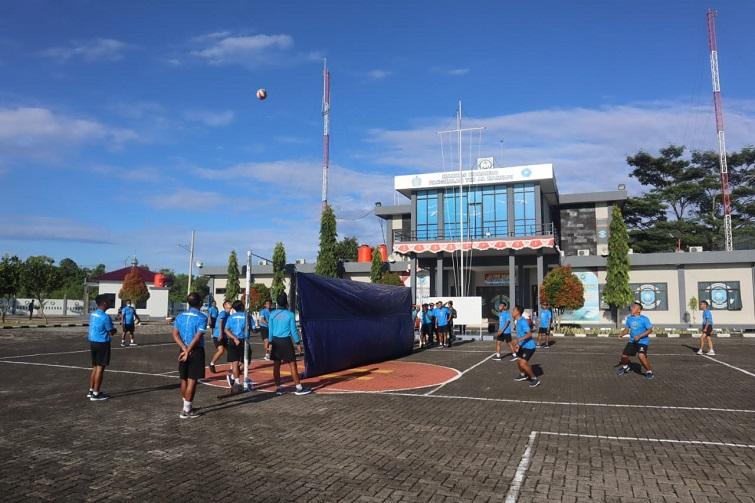 Uniknya Lomba Bola Voli Lanal Mamuju, Net Ditutup Terpal