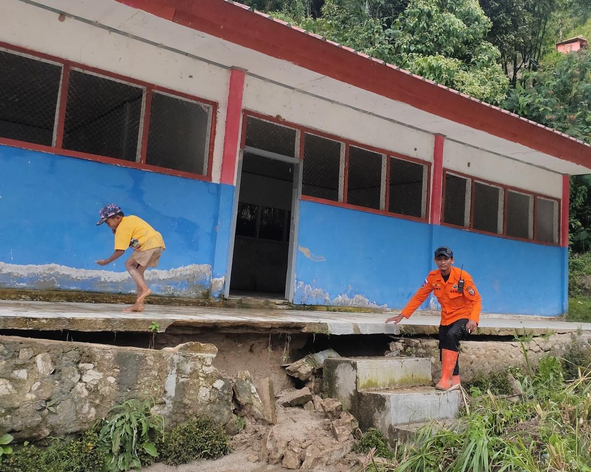 Longsor-di-Kecamatan-Pana-Kabupaten-Mamasa-berdampak-pada-sejumlah-fasilitas-umum.jpg