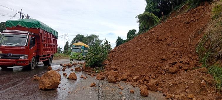 Longsor di Karossa Mamuju Tengah Sudah Dibersihkan, Kendaraan Bisa Melintas dan Jalanan Disemprot