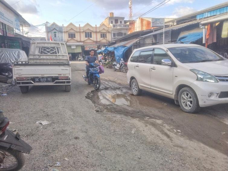 Lubang-besar-di-jalan-kompleks-pasar-lama-Top.jpg