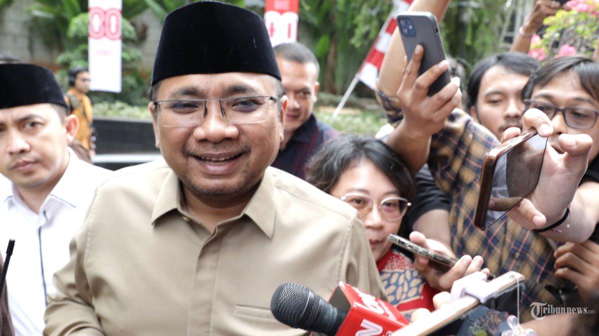 Mantan-Menteri-Agama-2020-2024-Yaqut-Cholil-Qoumas-tiba-untuk-menjalani-pemeriksaan-di-Gedung-KPK.jpg