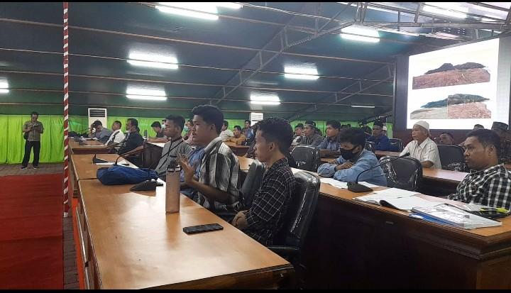Masiswa-memaparkan-temuan-kerusakan-lingkungan-di-Kecamatan-Tapalang-Barat-Mamuju-SulbarHablu.jpg