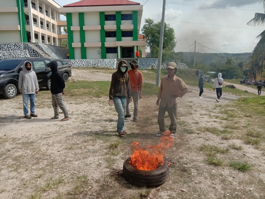 Demo Perpanjangan Waktu Pembayaran UKT, Mahasiswa STAIN Majene Bakar Ban dalam Kampus