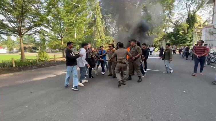 Demo Mahasiswa Sempat Ricuh Saat Bakar Ban di Halaman Kantor Bupati Polman Tuntut Soal PDAM