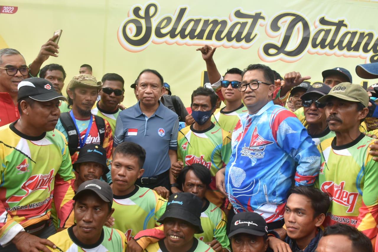 Menpora-Zainuddin-Amali-berfoto-bersama-Passandeq-dari-Sulbar-di-Pantai-Manggar.jpg