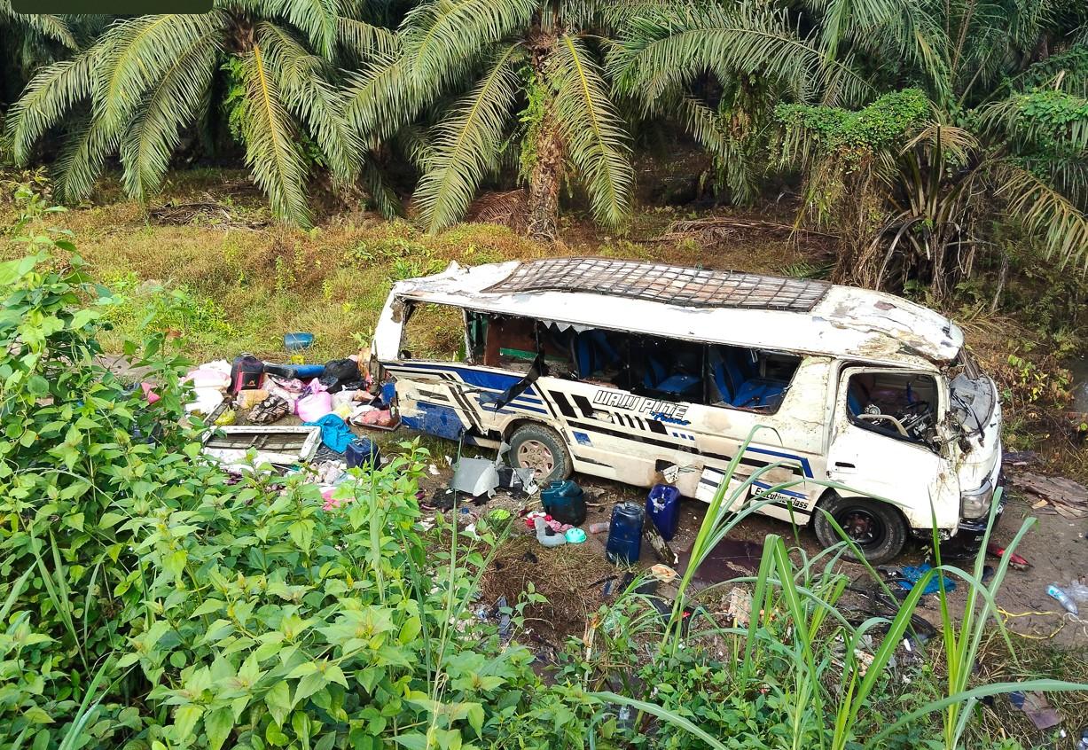 Minibus-lakalantas-di-mateng.jpg
