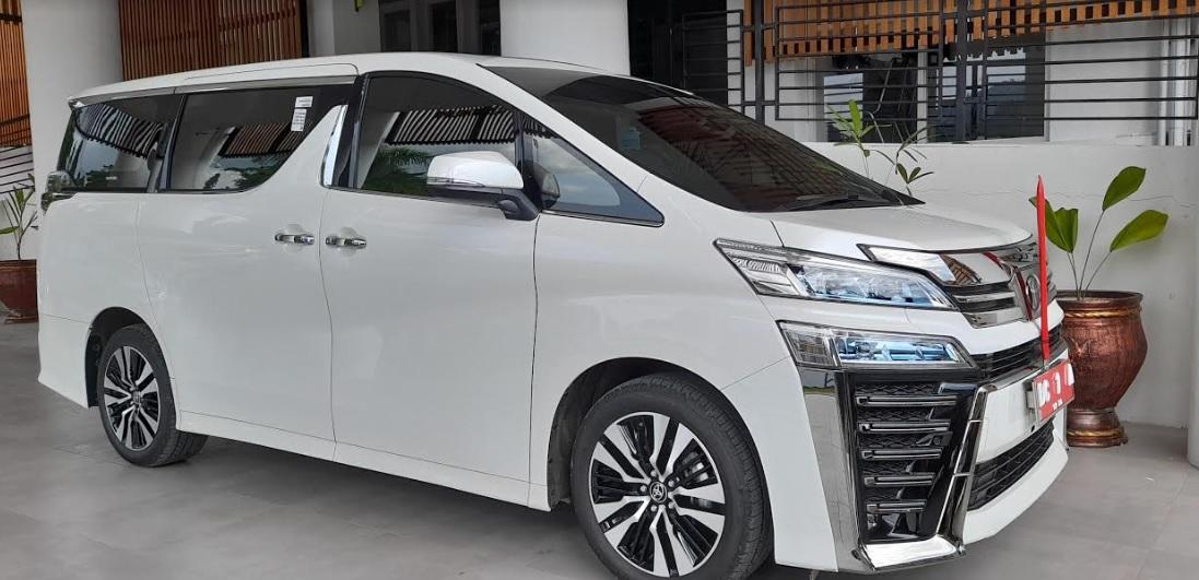 Mobil-dinas-baru-Bupati-Mamuju-Sutinah-Suhardi-saat-di-parkir-di-pintu-masuk-kantor-Bupati-Mamuju.jpg