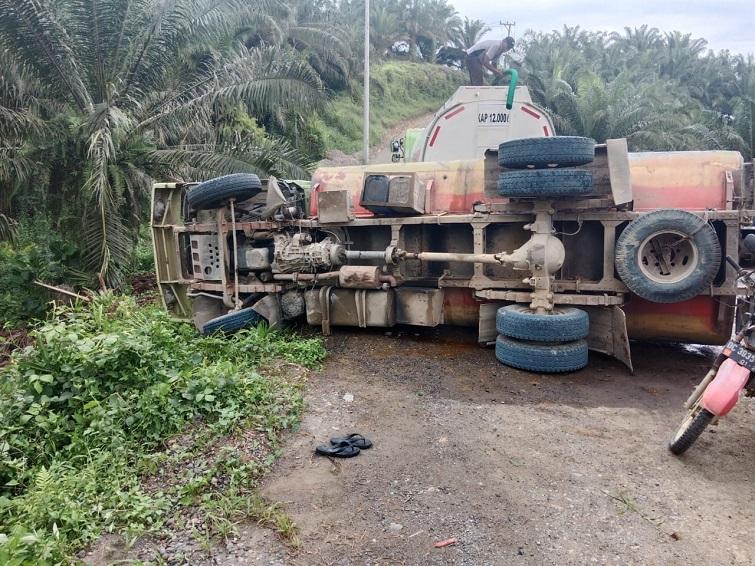 Mobil Truk Angkut 8 Ton CPO Sawit Terguling di Leling Mamuju