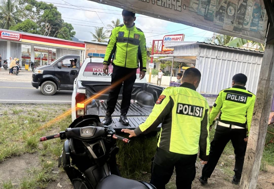 Motor-tabrak-sepeda-payung-di-Polman.jpg