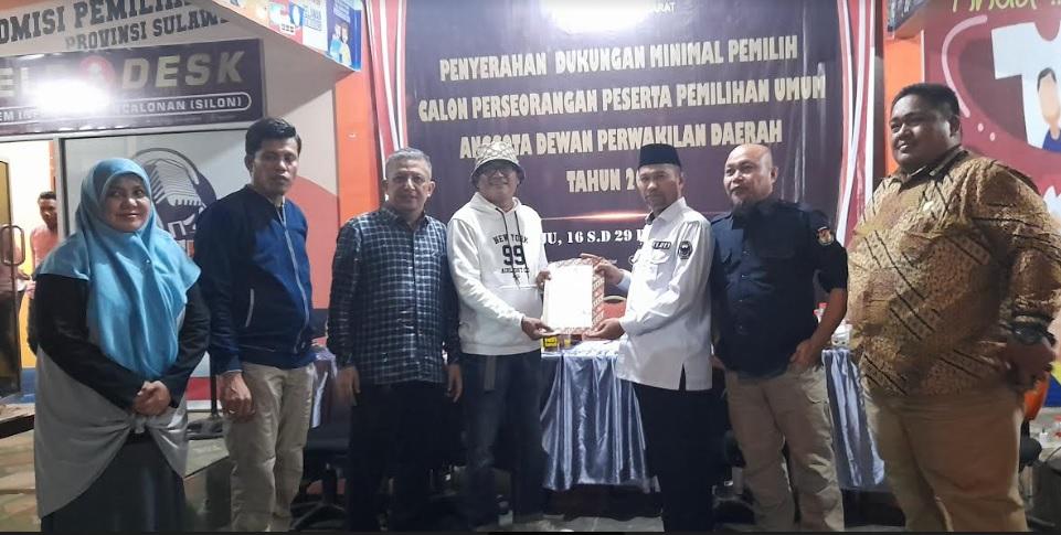 Muhaimin-Faisal-saat-menyerahkan-berkas-dukungan-DPD-RI-ke-KPU-Sulbar.jpg