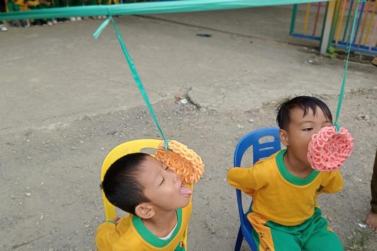 Serunya Murid TK ABA Muhammadiyah Pasangkayu Lomba Makan Kerupuk