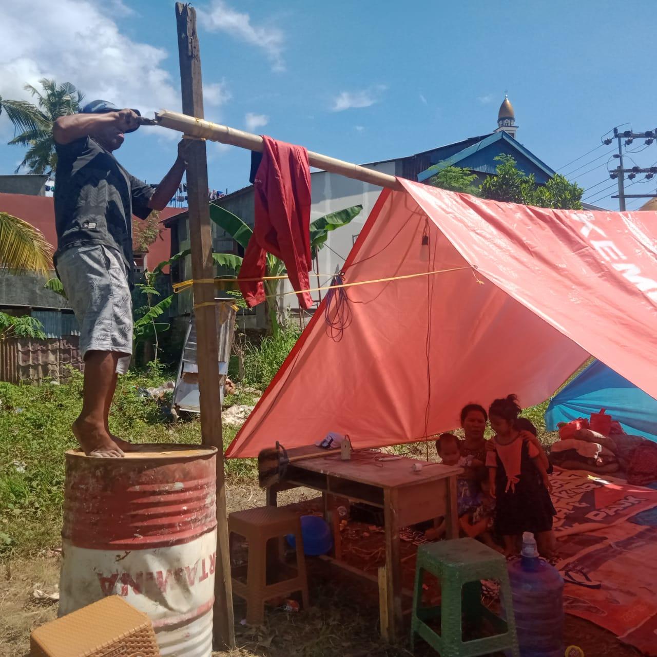 Mustari-mendirikan-tenda-sementara-di-Simbuang-Satu-karena-rumah-rusak-akibat-banjir.jpg