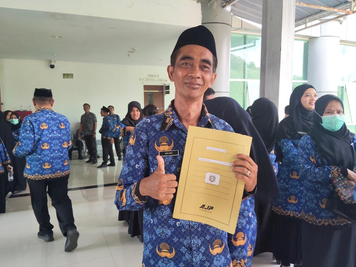 Nakes-PPPK-Ariadi-saat-ditemui-di-Aula-A-Kantor-Bupati-Mamuju-Tengah.jpg