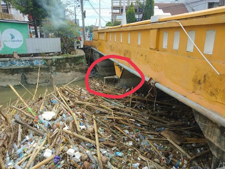 Nampak-tiang-tengah-di-kolom-jembatan-Jl-Andi-T.jpg