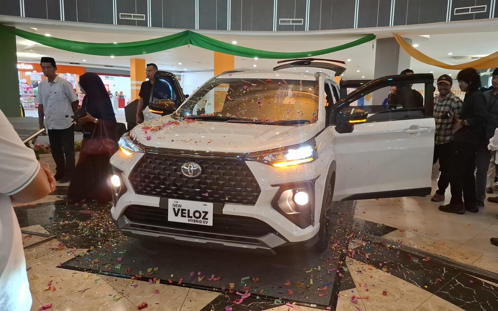 New-Veloz-Hybrid-EV-resmi-mengaspal-di-Mamuju-Sulawesi-Barat.jpg