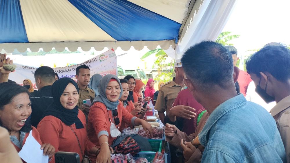 Operasi-pasar-mura-untuk-menekan-laju-inflasi-di-kota-Mamuju.jpg