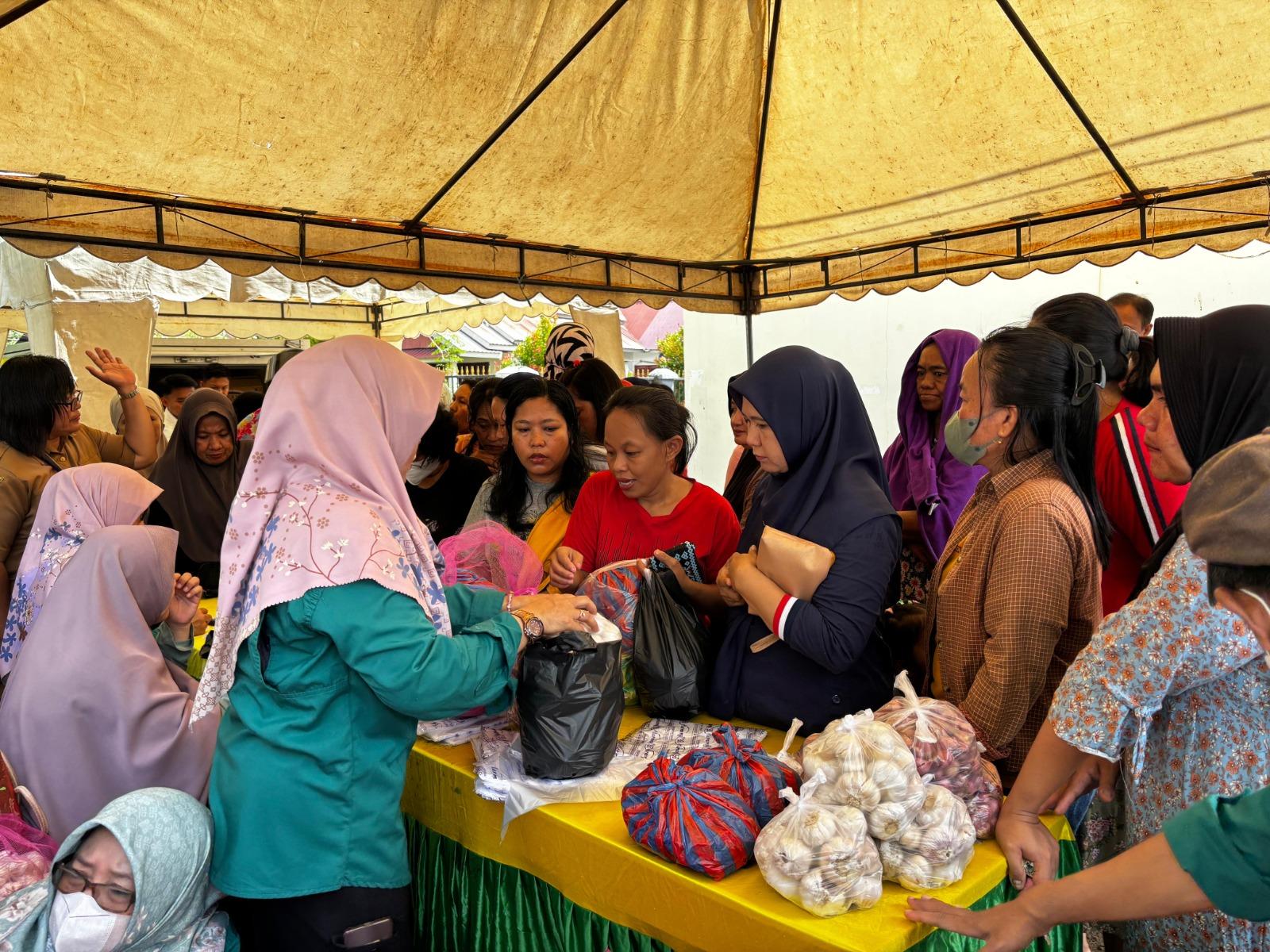 Emak-emak di Polman Serbu Pasar Murah Sulewatang, 2 Ton Beras Ludes Sekejap