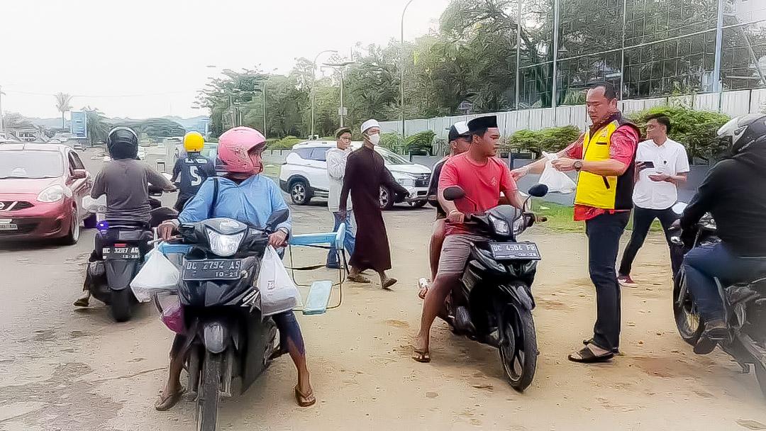 PSMTI-Grand-Maleo-Hotel-dan-Permabudhi-Sulbar-Berbagai-Takjil-Buka-Puasa-ke-Pengendara.jpg